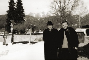 Mit Heinz Gappmayr an Georg Trakls Grab in Mühlau/Innsbruck am 26.02.2005