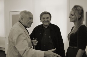 Mit-Eugen-Gomringer und einer Besucherin in Rehau im September 2013 ( Ausstellung "Reinhard Roy – Raster und Raum
